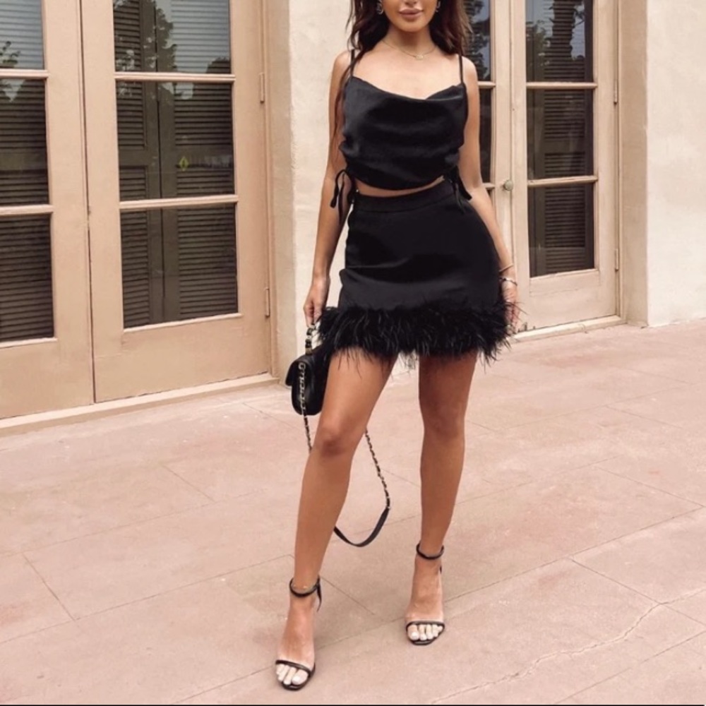BLACK FEATHER TRIM MINI SKIRT 🖤